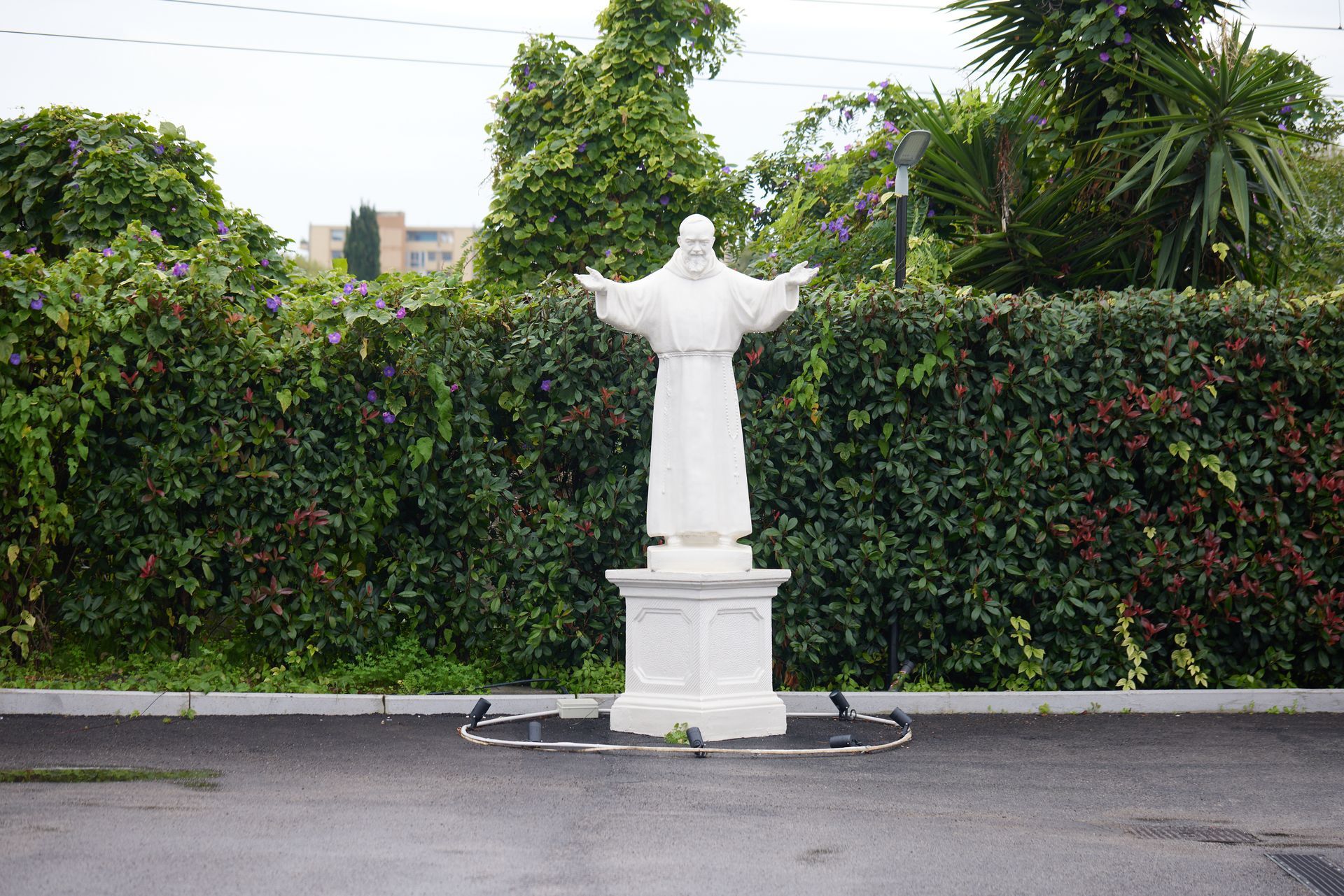 Zona esterna dell'agenzia di pompe funebri a Salerno