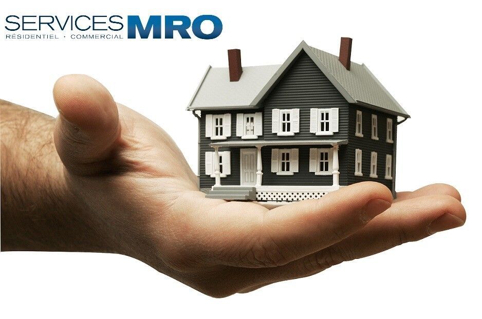 Main tenant une maison modèle, logo Services MRO en haut à gauche.