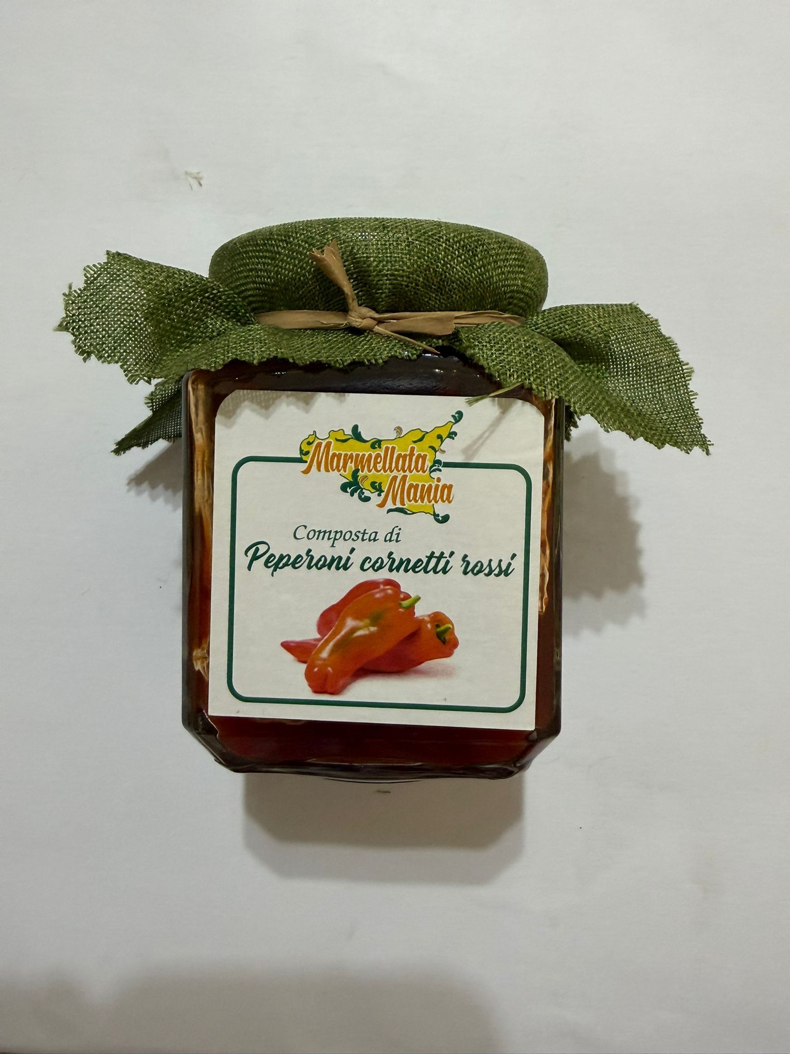 Barattolo decorativo con coperchio a forma di foglie ed etichetta raffigurante una torta di zucca.