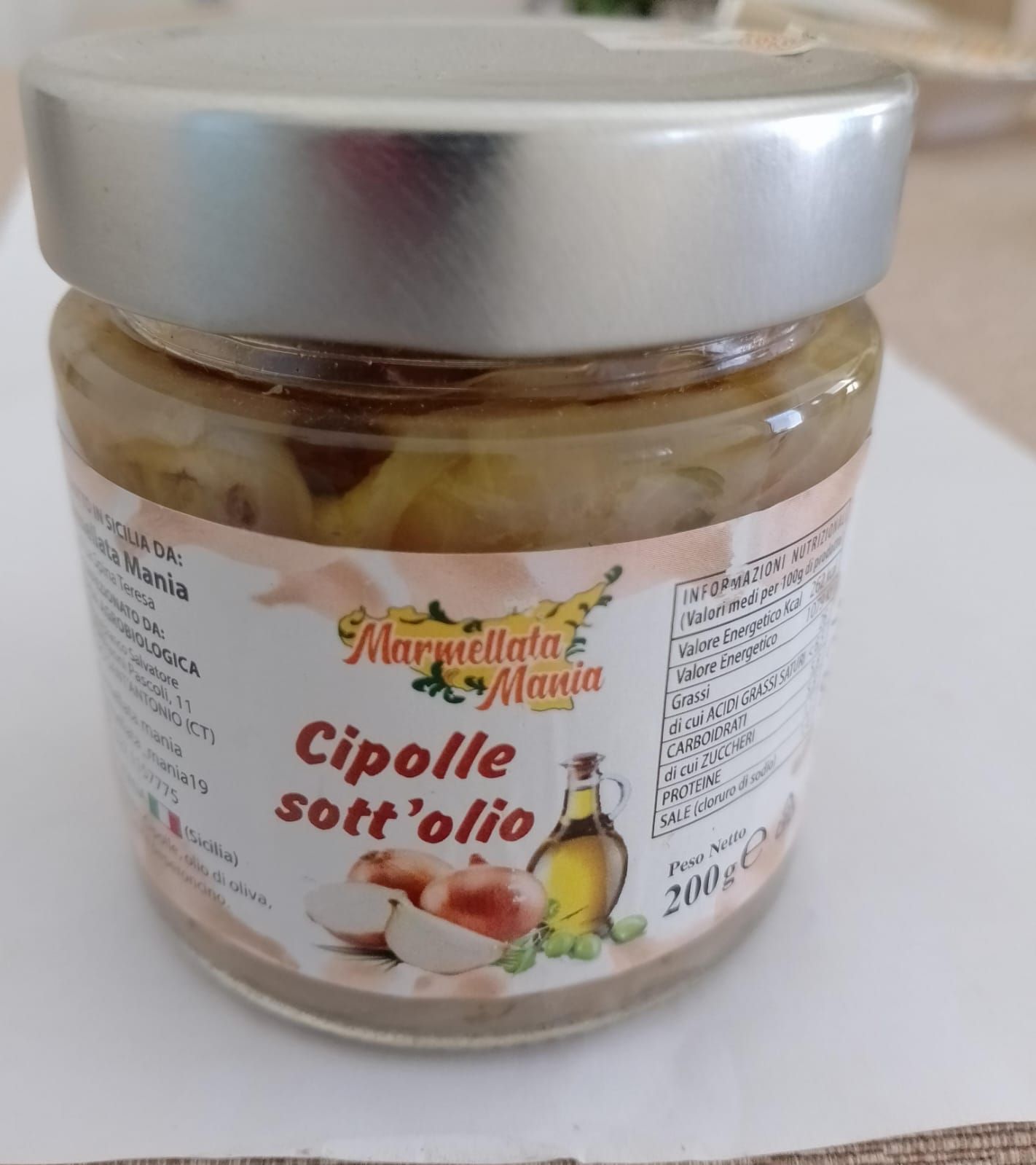 Barattolo di Maruzella Manni cilindri sott'olio con coperchio argentato su superficie bianca