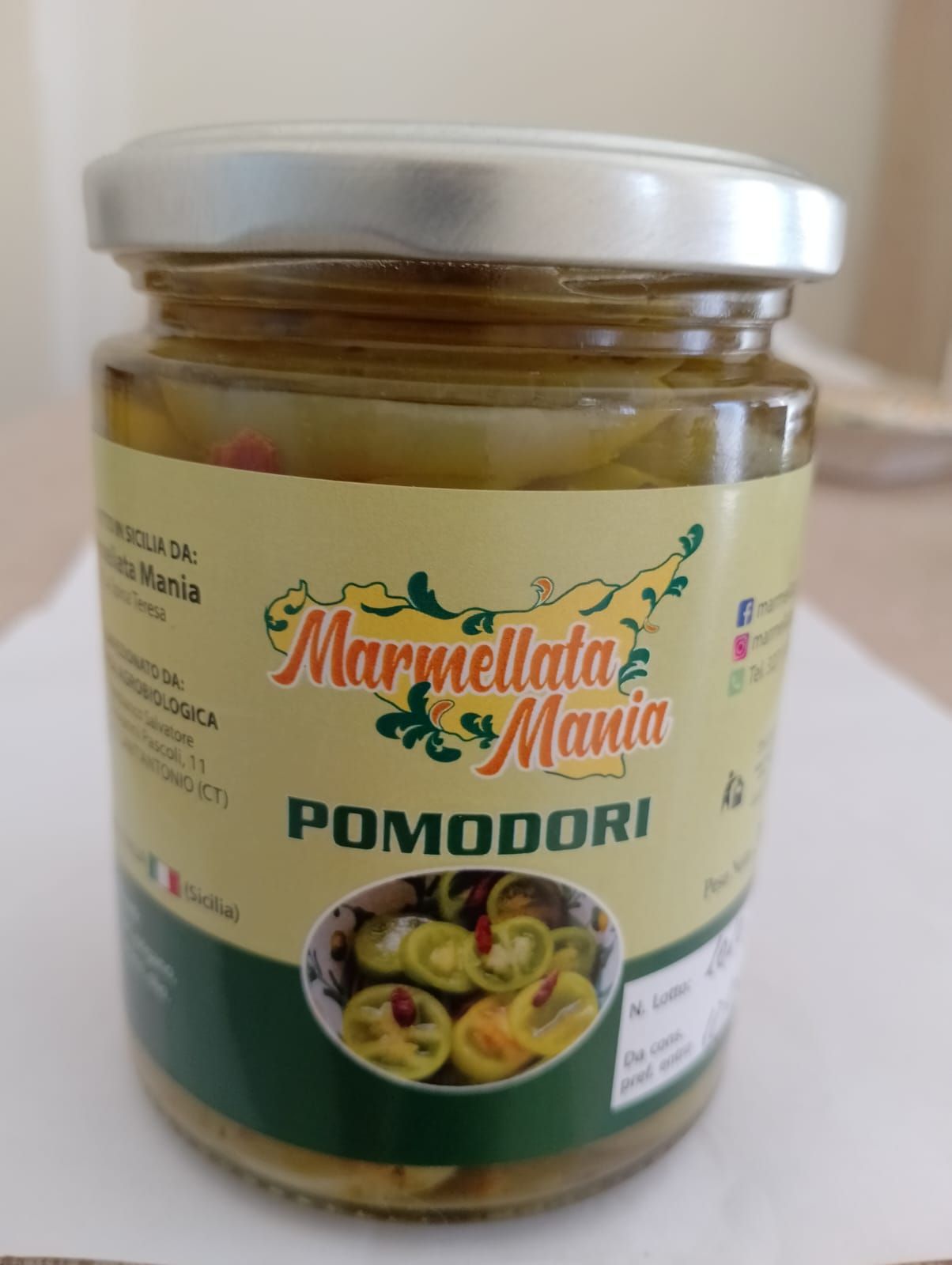 Vasetto di Marmellata di Manni pomodori conserva di pomodoro con coperchio bianco ed etichetta verde