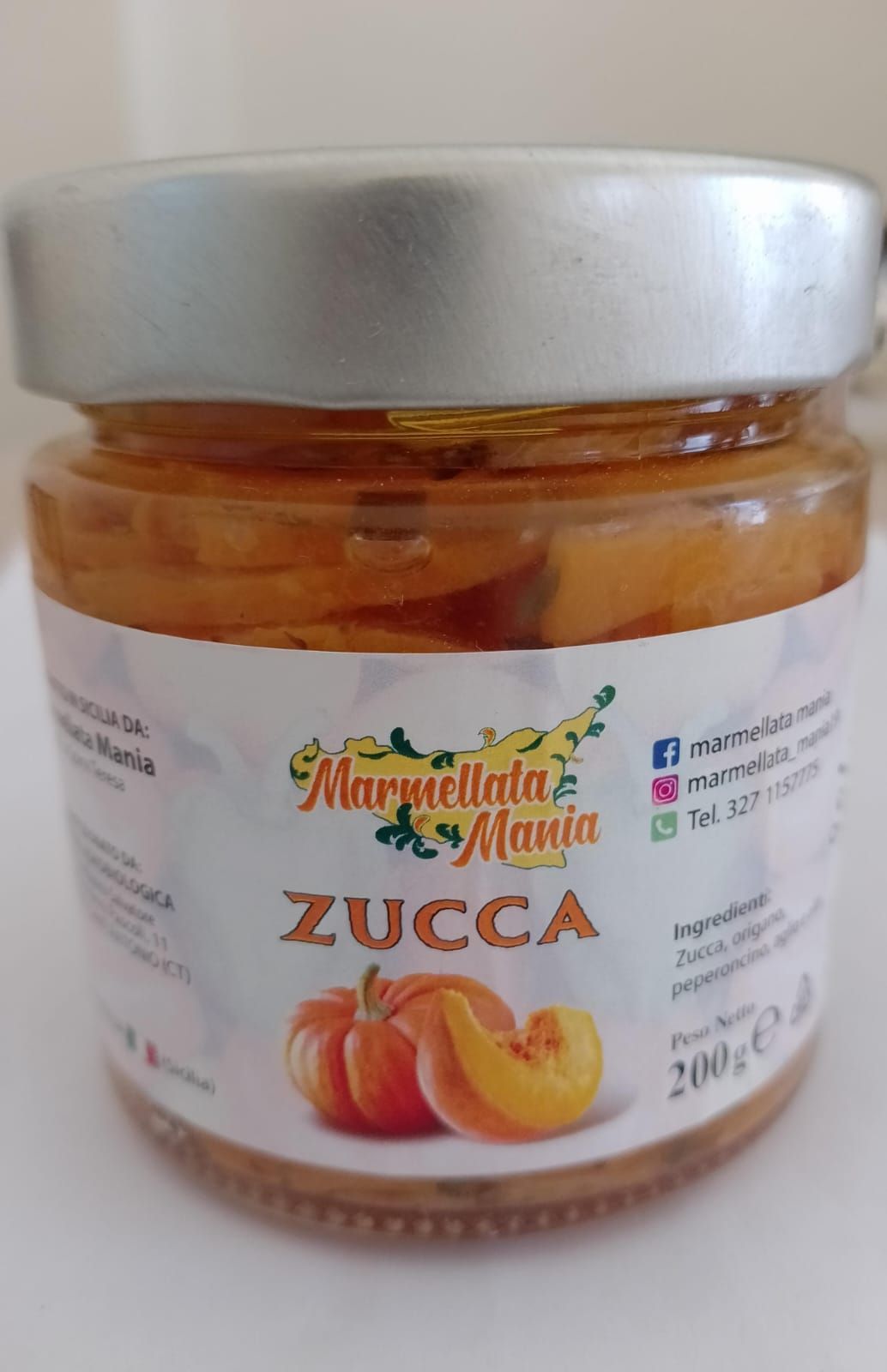Barattolo di marmellata di zucca arancione con etichetta