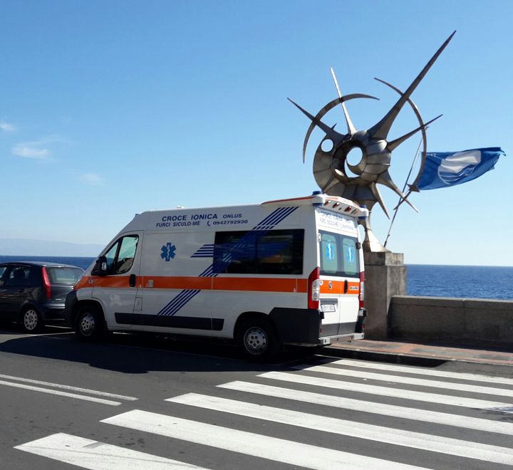 Una moderna ambulanza per il trasporto di infermi e dializzati