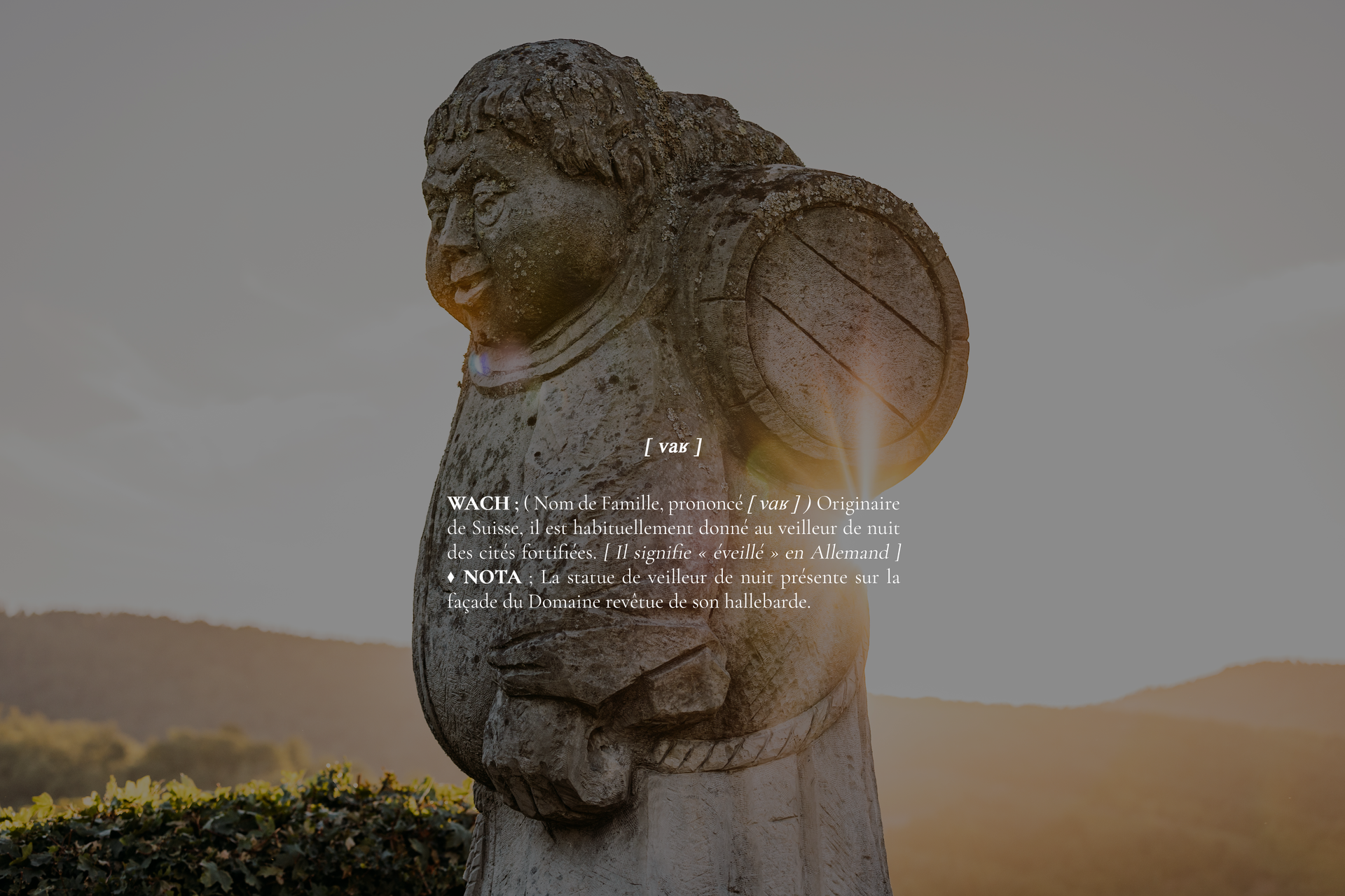 Une statue d'un homme avec un tonneau sur le dos.