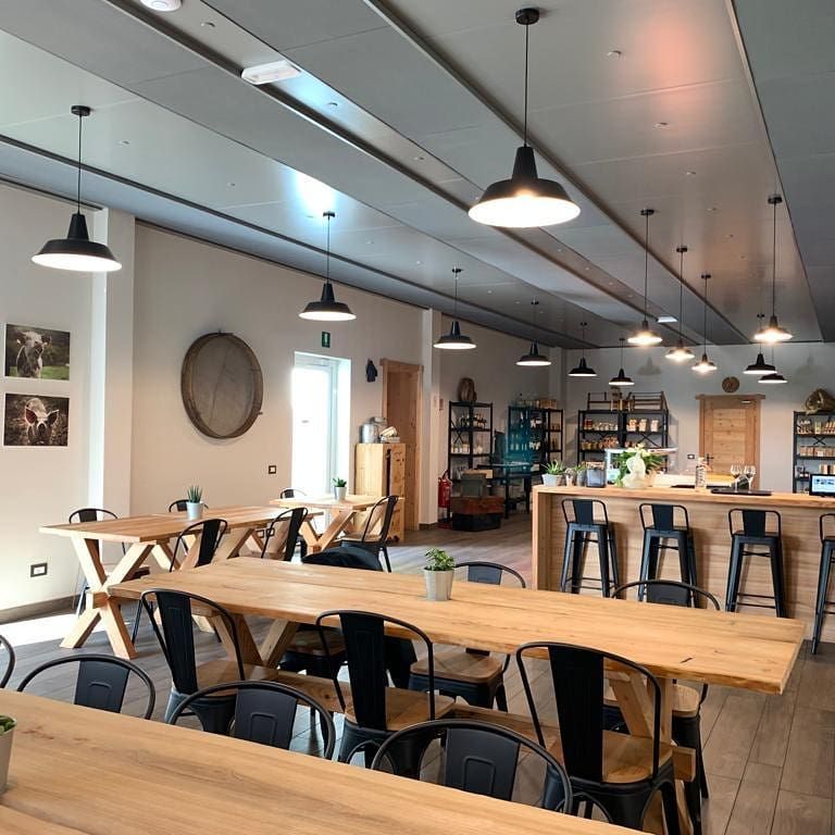 Il nostro agriturismo è aperto a pranzo il, sabato e la domenica dalle 12:00 alle 14:00. Offriamo piatti tradizionali preparati con ingredienti freschi e genuini dei nostri allevamenti e coltivazioni.