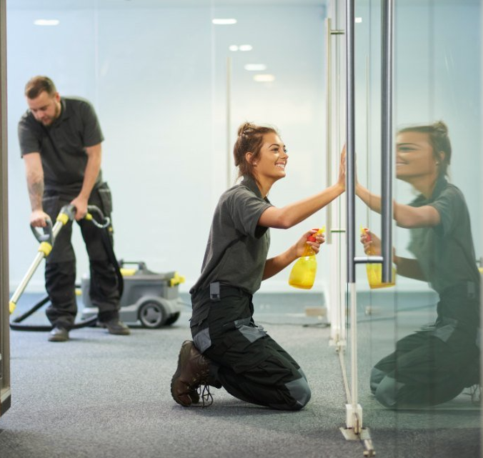 Ragazza lavora in impresa di pulizia a Milano