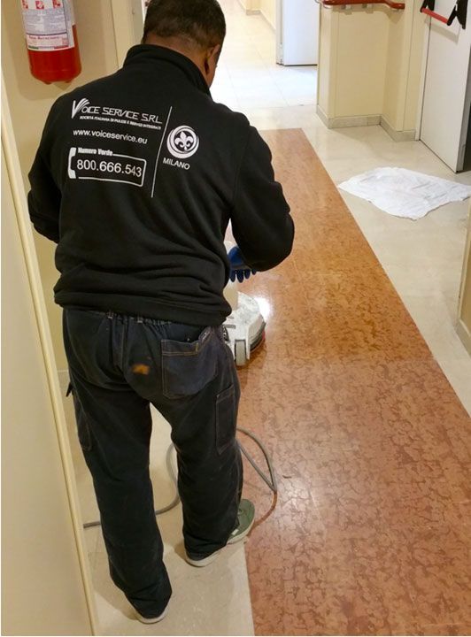 Ragazza lavora in impresa di pulizia a Milano