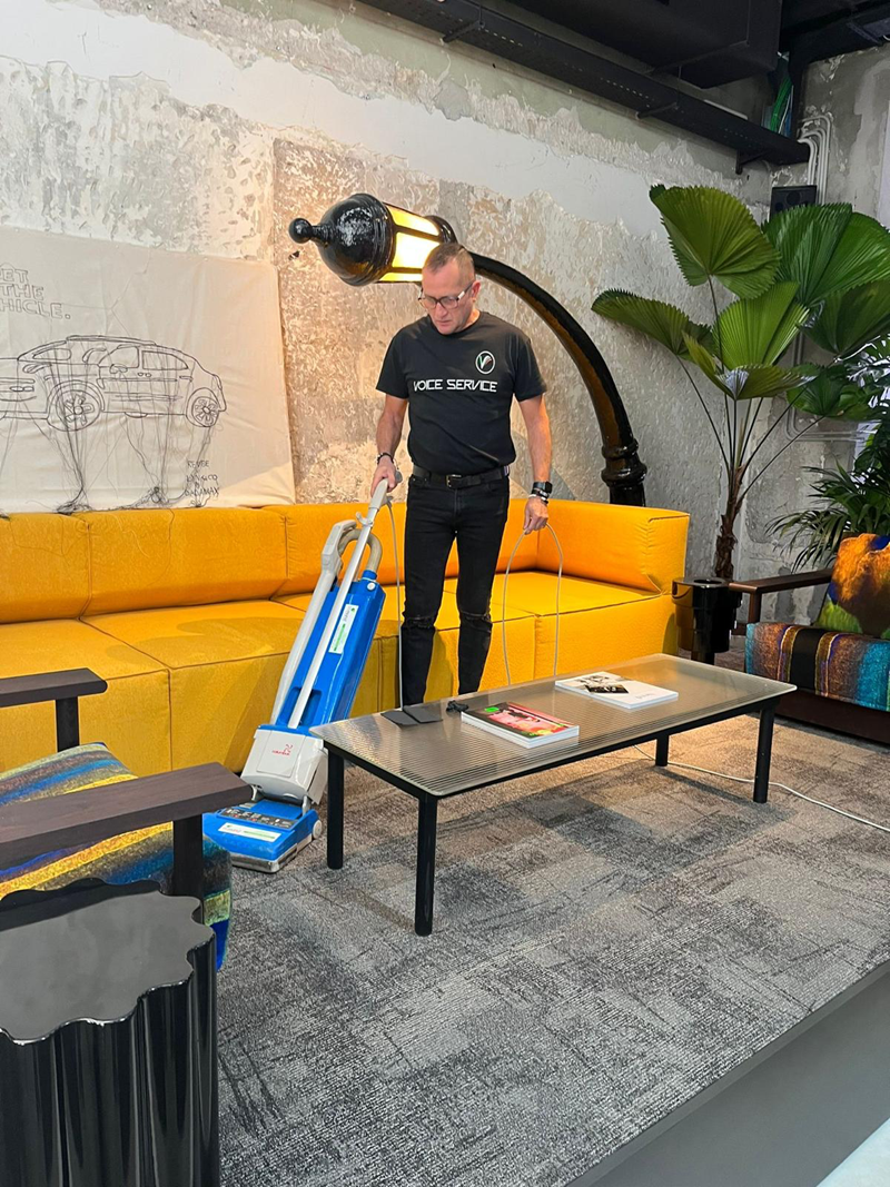 pulizia in un ufficio