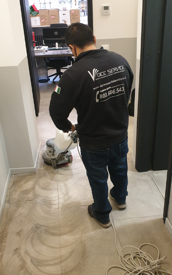 intervento di pulizia in un ufficio