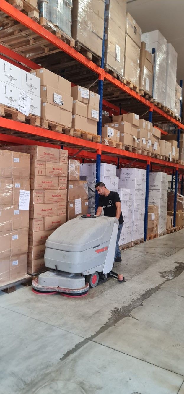 pulizia di un capannone