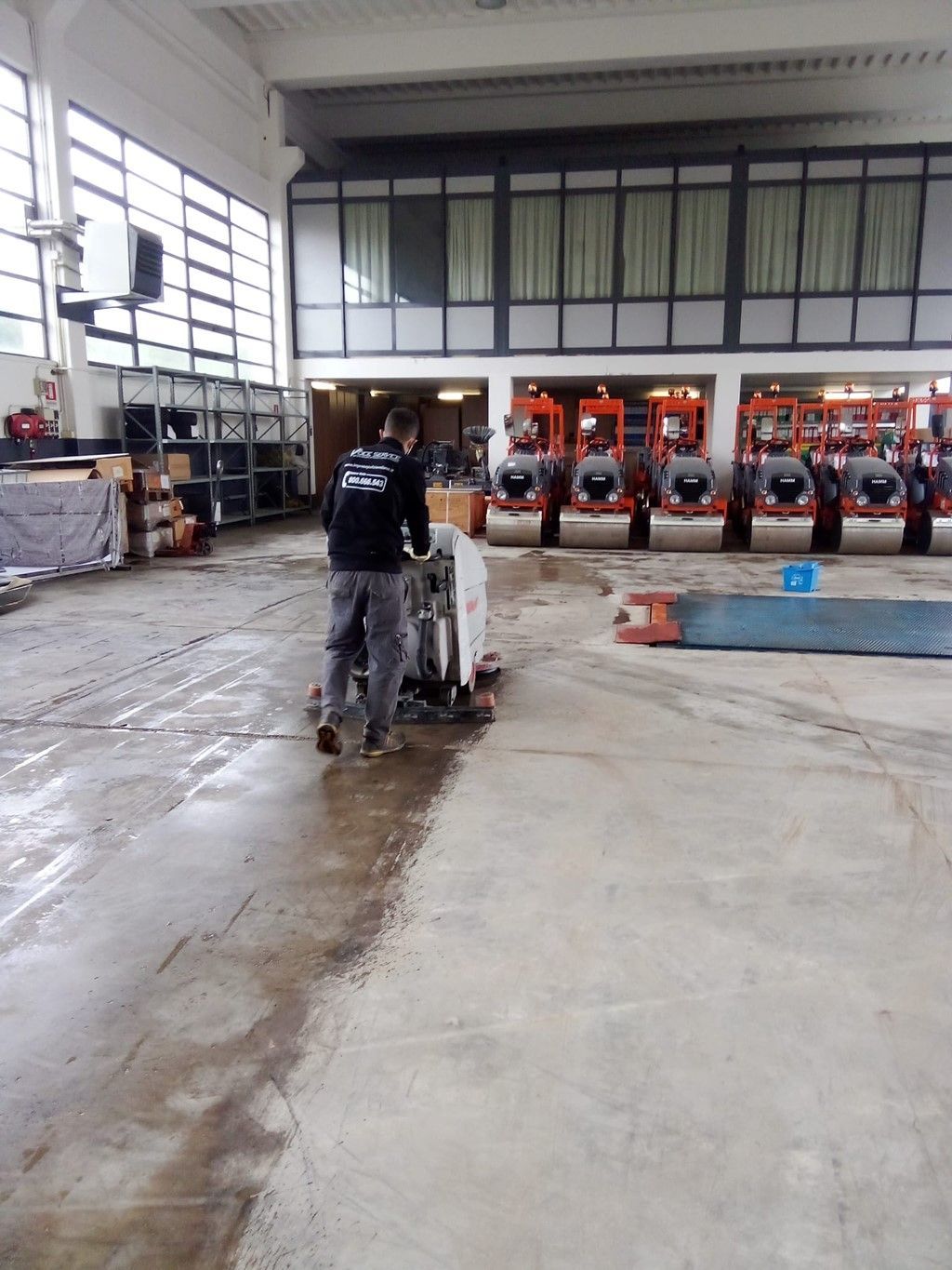 intervento di pulizia su un capannone