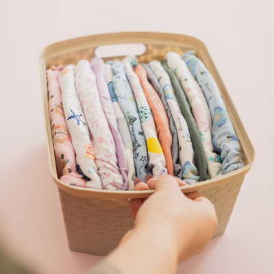 Cajón con ropa interior infantil colorida y con varios estampados, organizada de forma ordenada en un cajón blanco.