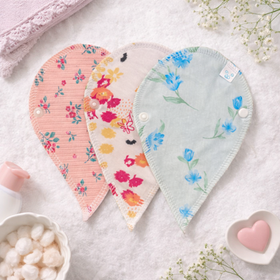 Almohadillas de lactancia con forma de corazón y diversos patrones florales.