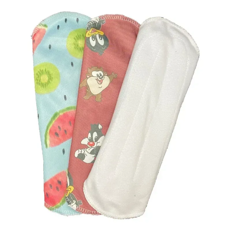 Tres toallas sanitarias de tela reutilizables con estampados coloridos.