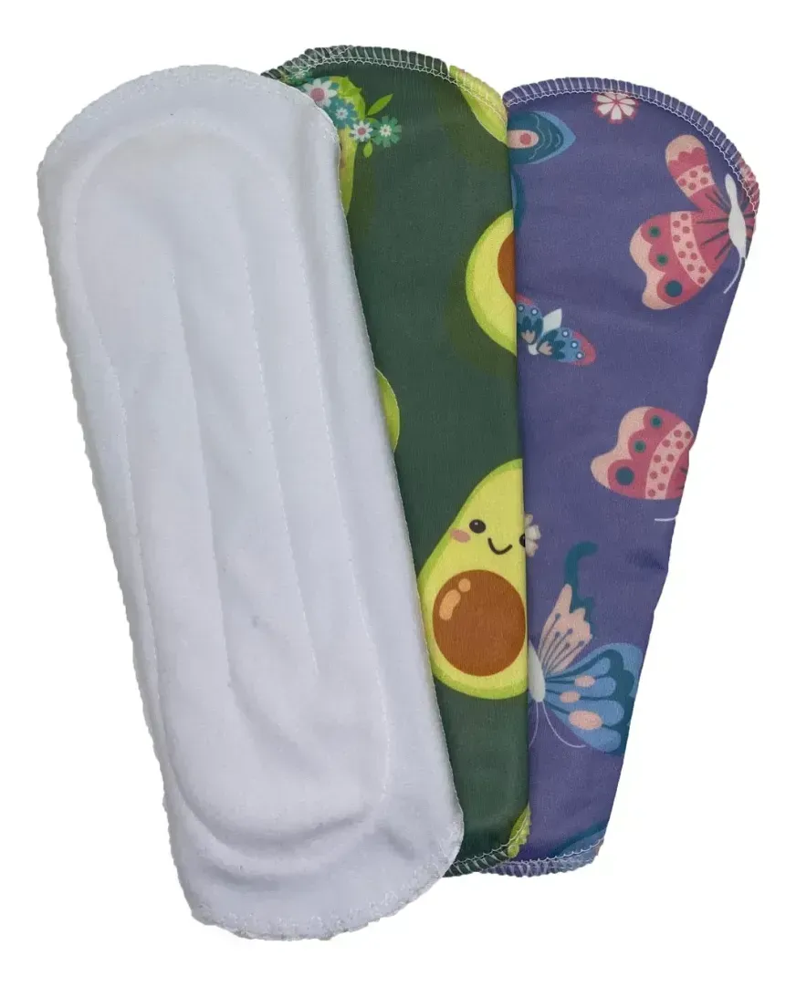 Tres toallas sanitarias de tela reutilizables con estampados coloridos.