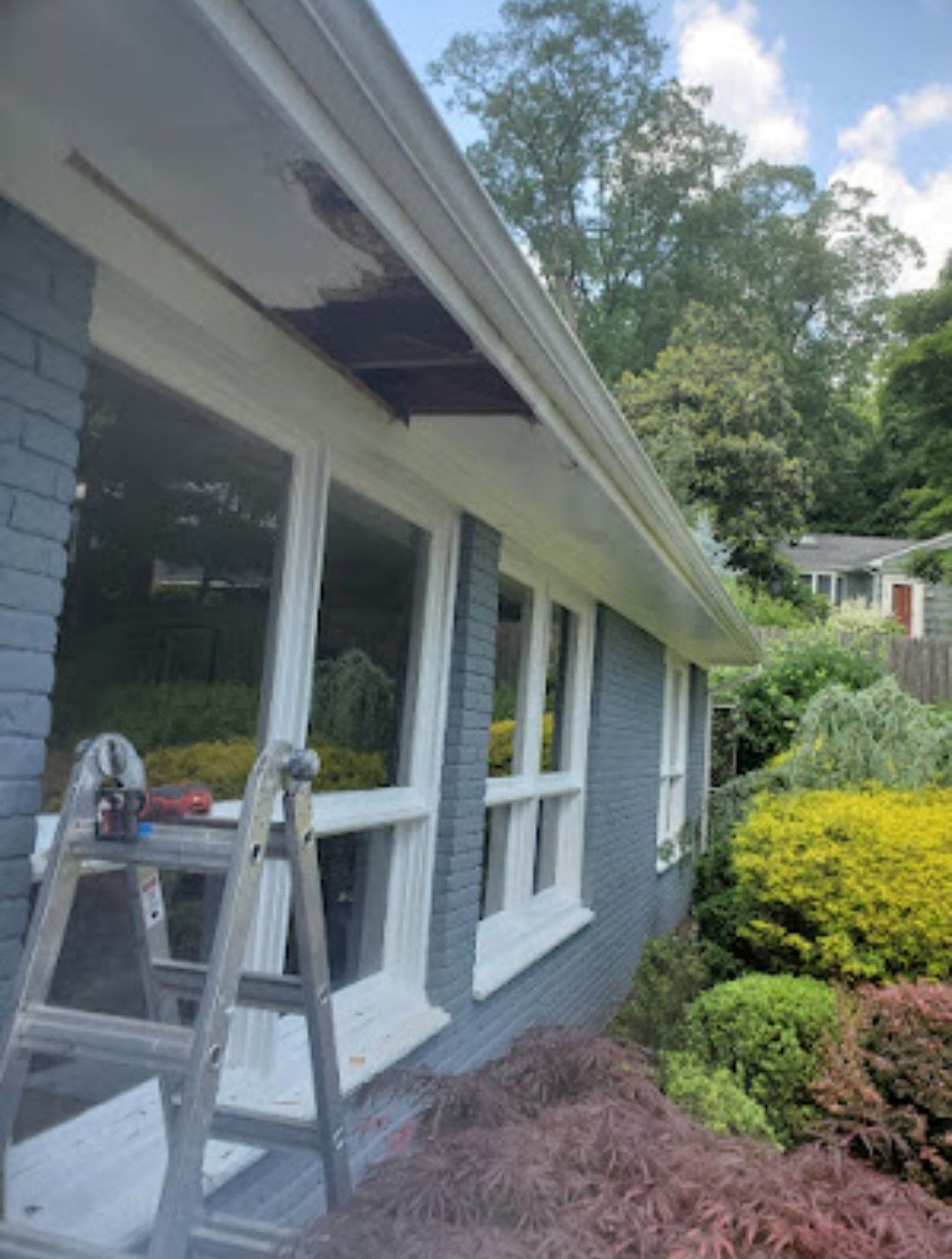 A ladder is sitting on the side of a house.
