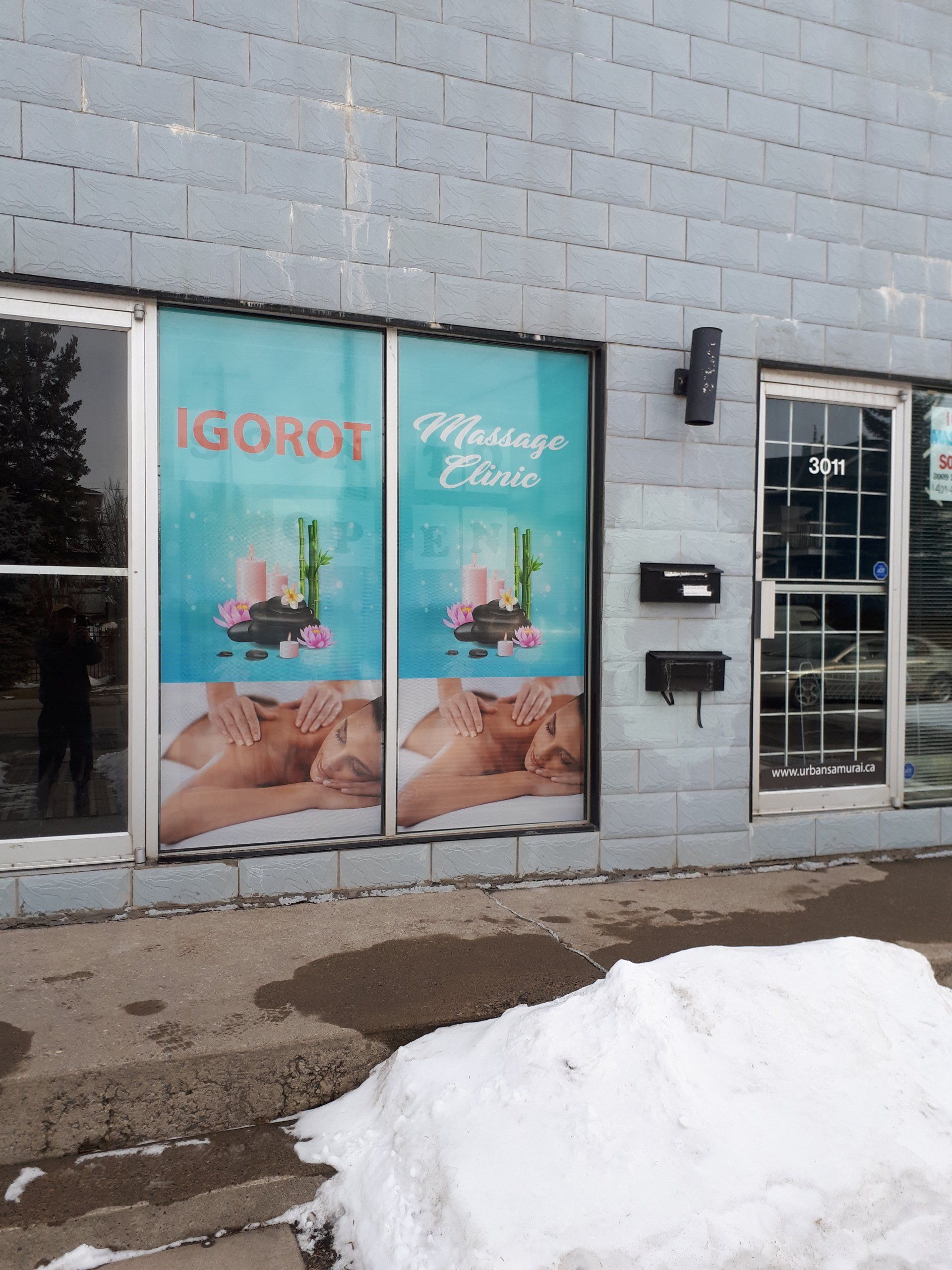 A building with a sign that says ' igordo massage clinic ' on it