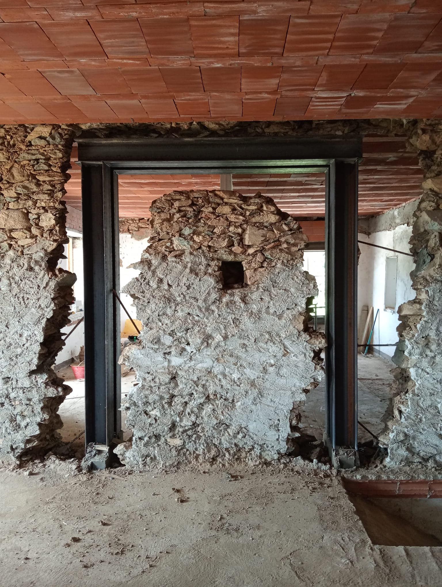 Si sta costruendo una porta in un muro di pietra.