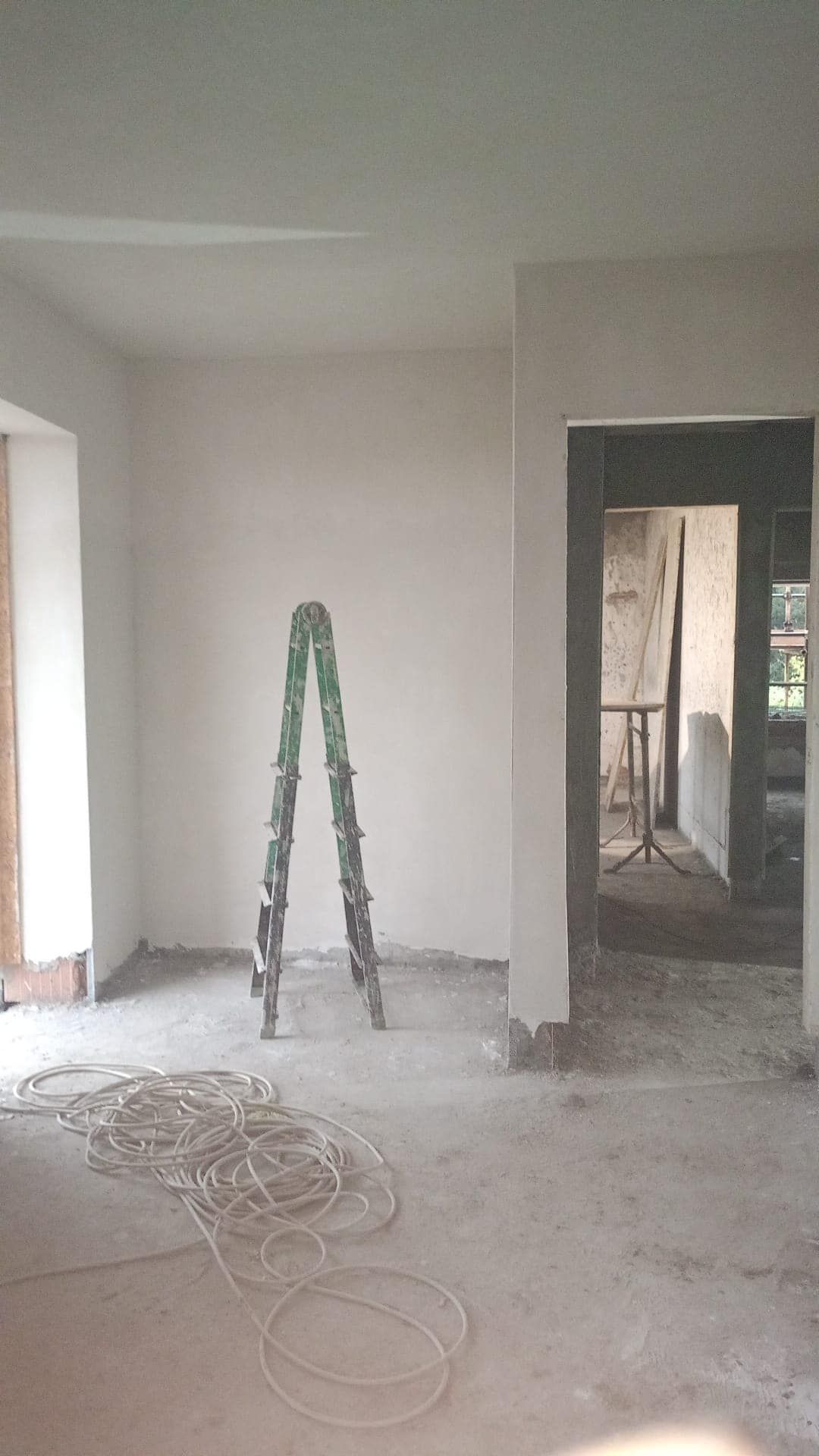 C'è una scala in mezzo alla stanza.