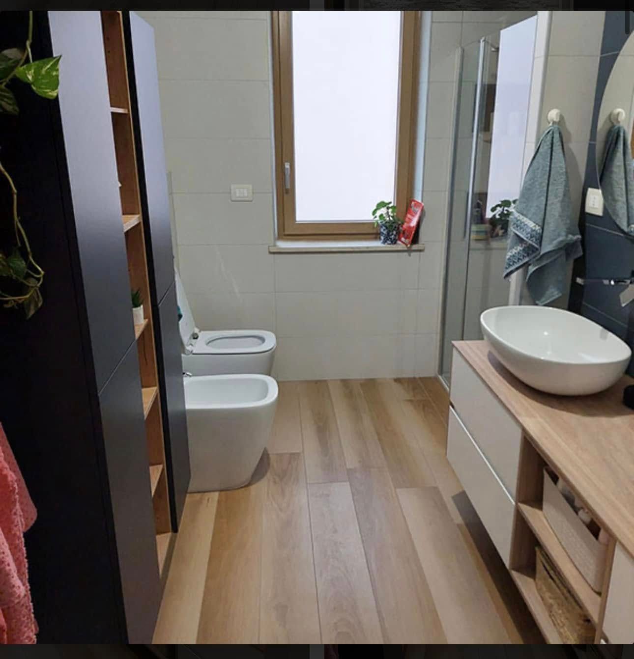 Un bagno con due WC e un lavandino