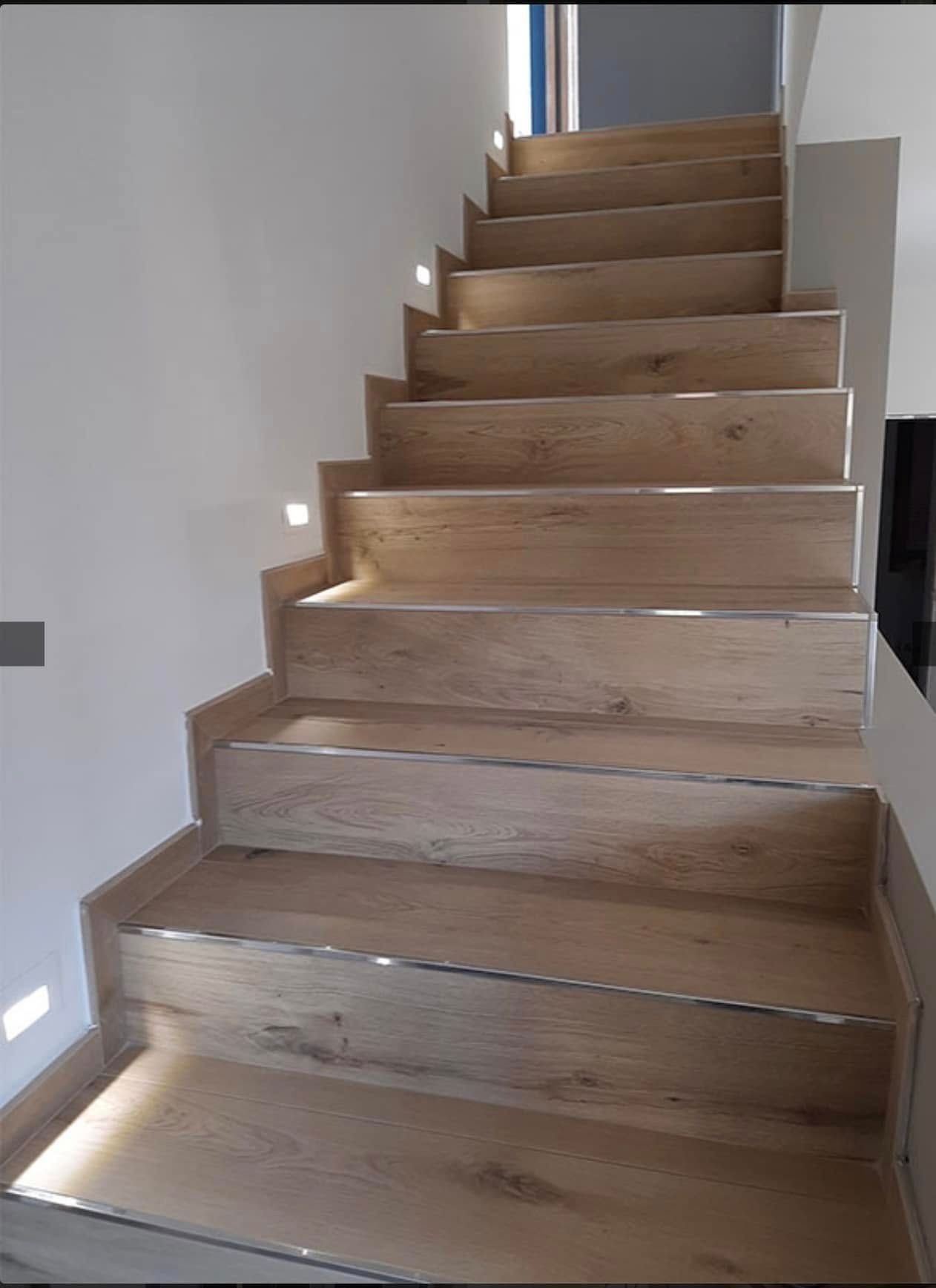 Una serie di scale in legno che portano al secondo piano