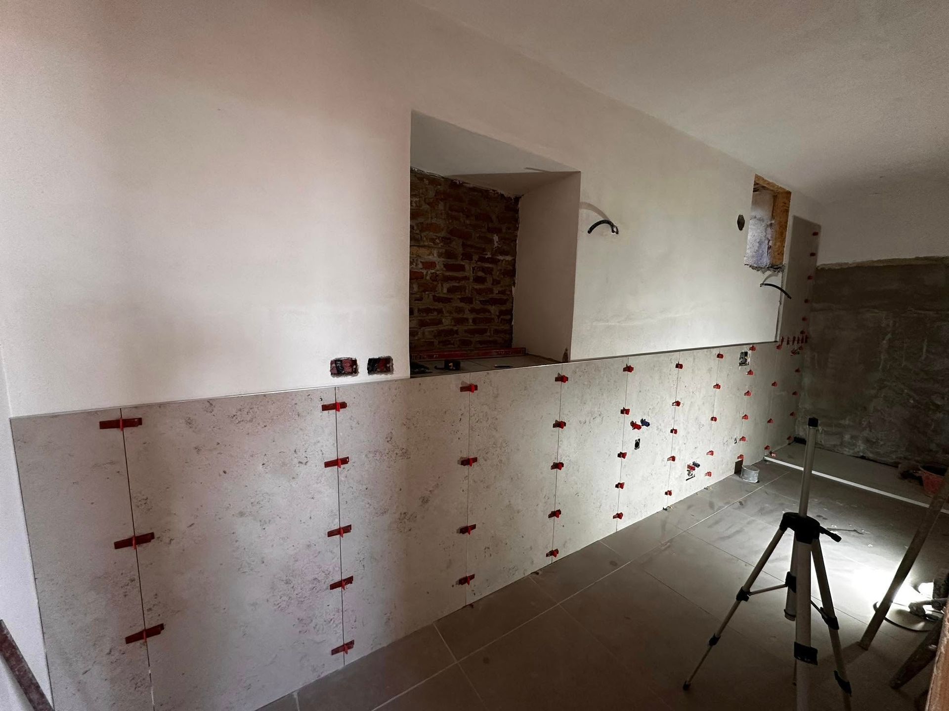 C'è un treppiede in mezzo alla stanza.