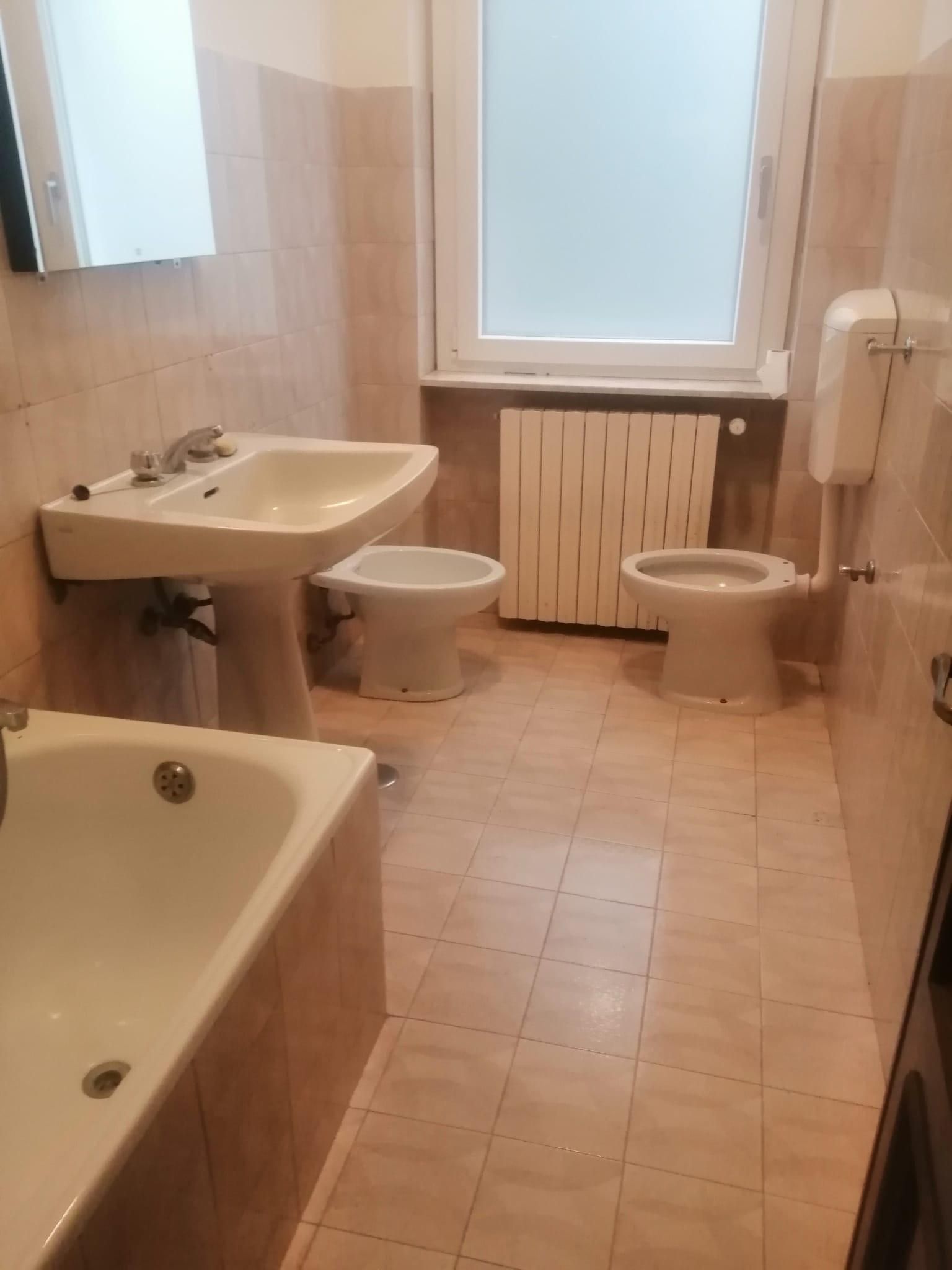 Un bagno con lavandino, water, bidet e vasca.