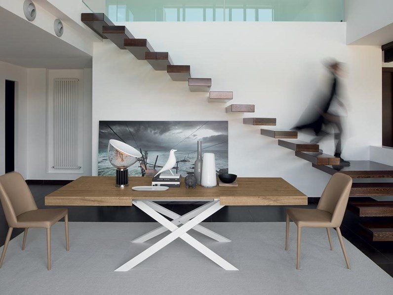 Tavolo moderno per il soggiorno