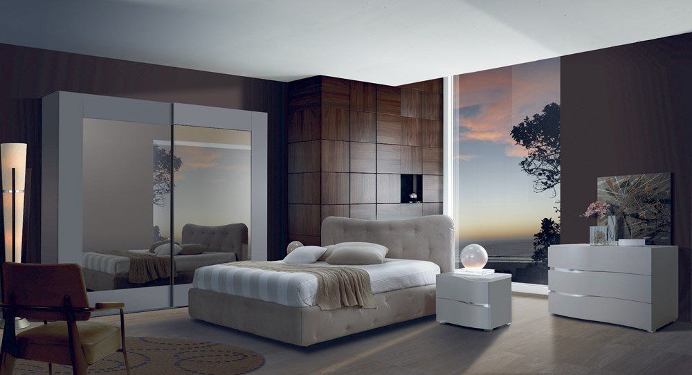 Camera matrimoniale con arredi moderni