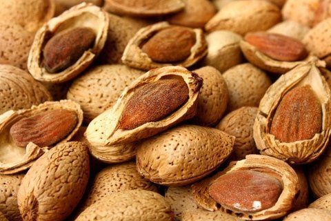 Mandorle in gusto e sgusciate