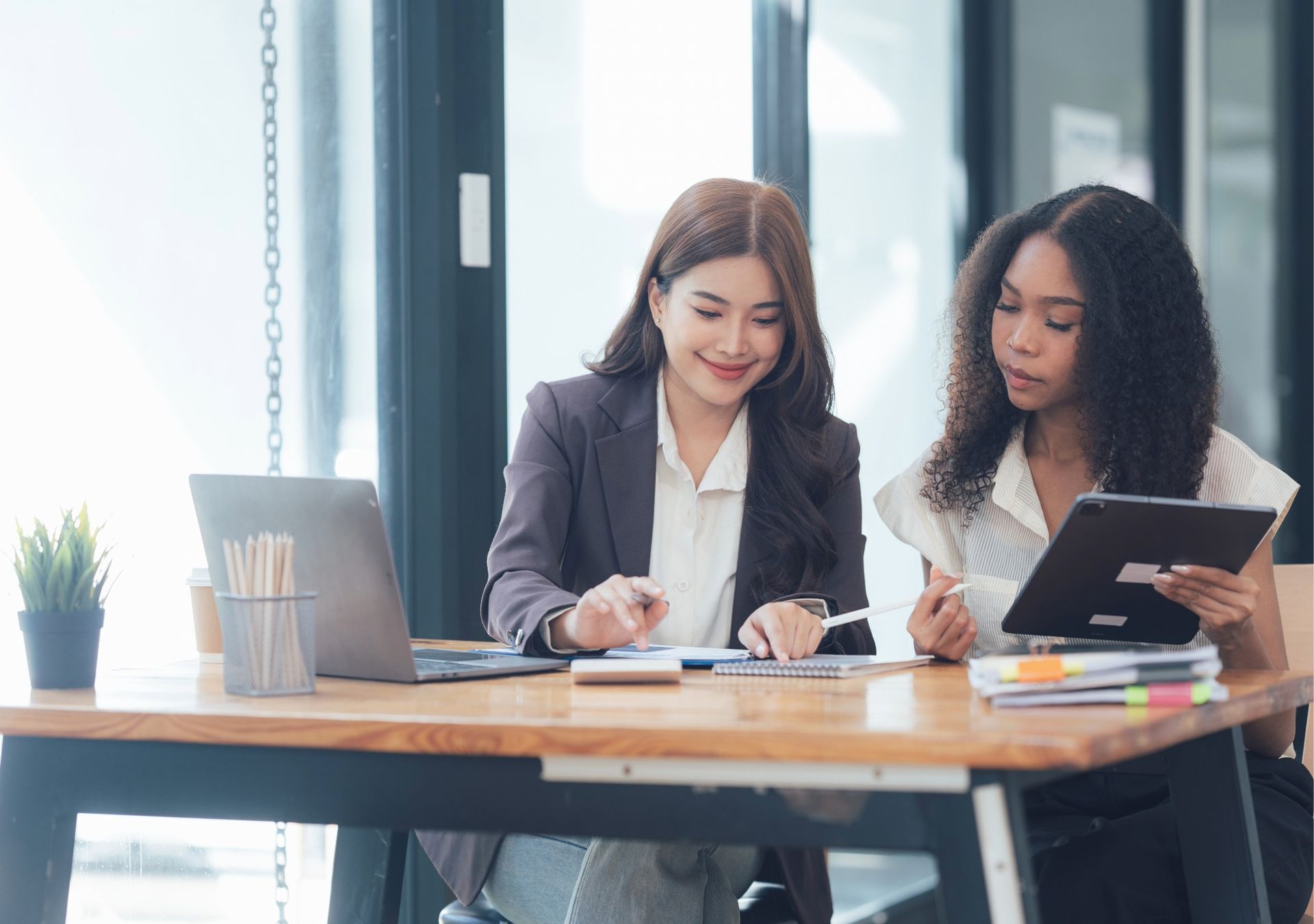 寵郵國際客戶體驗與行政中心運作意象－團隊於辦公場域處理資料與系統操作，呈現客戶體驗與行政中心在文件申辦、進度管理與服務回應上的支援角色。