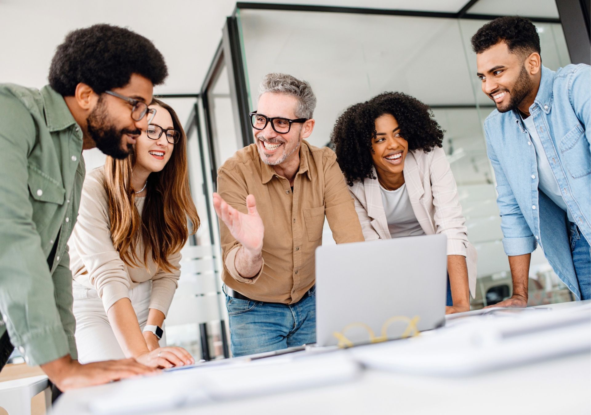 寵郵國際旅程設計中心運作意象－團隊於工作場域進行討論，呈現旅程設計中心在航班規畫、路線安排與運輸方式選擇上的整體設計與協作模式。