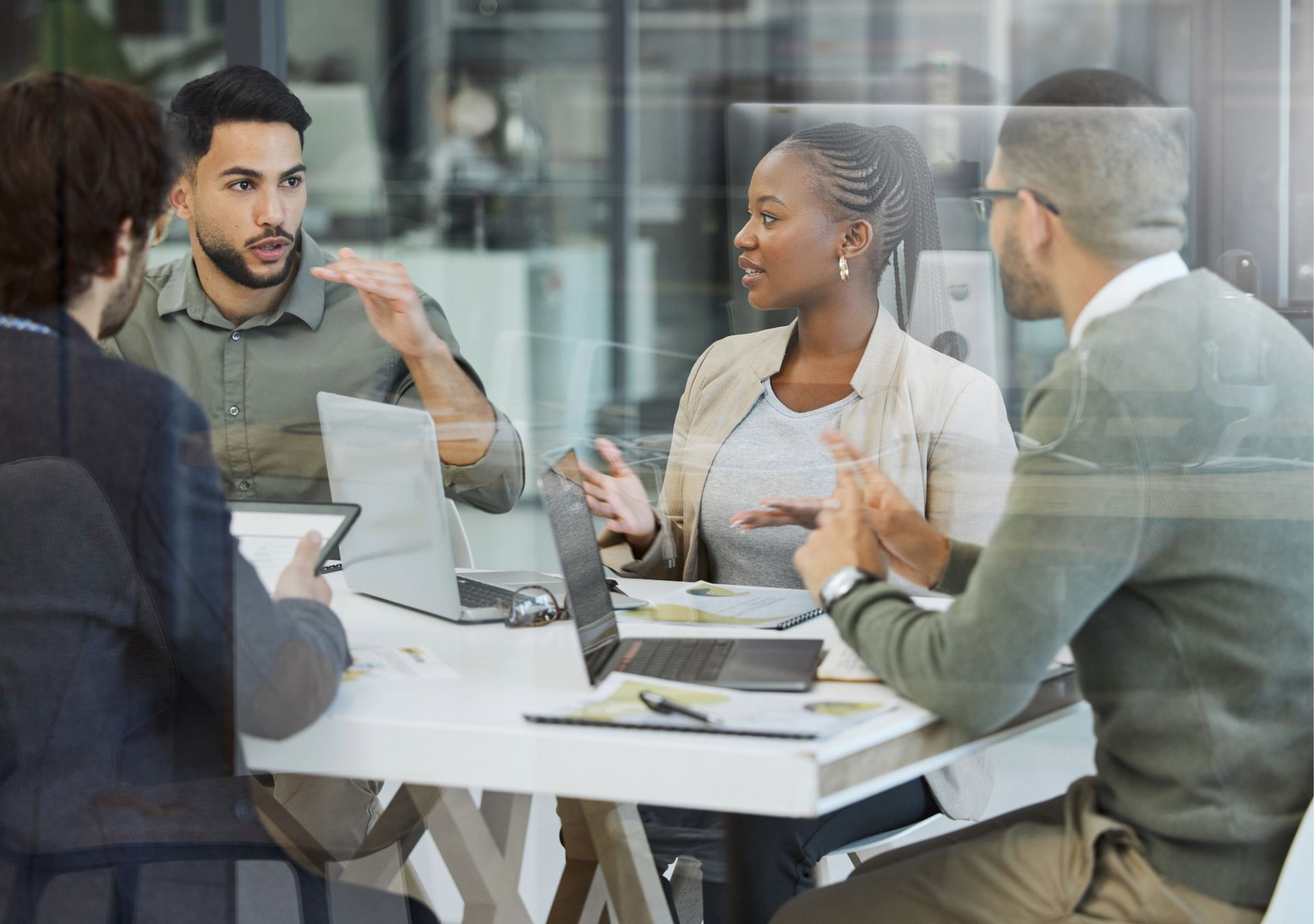 寵物運輸與國際物流協作網運作意象－團隊於辦公場域進行討論，呈現運輸與物流協作網在跨國運輸規畫、貨運代理整合、報關對接與航空貨運協調上的支援角色。