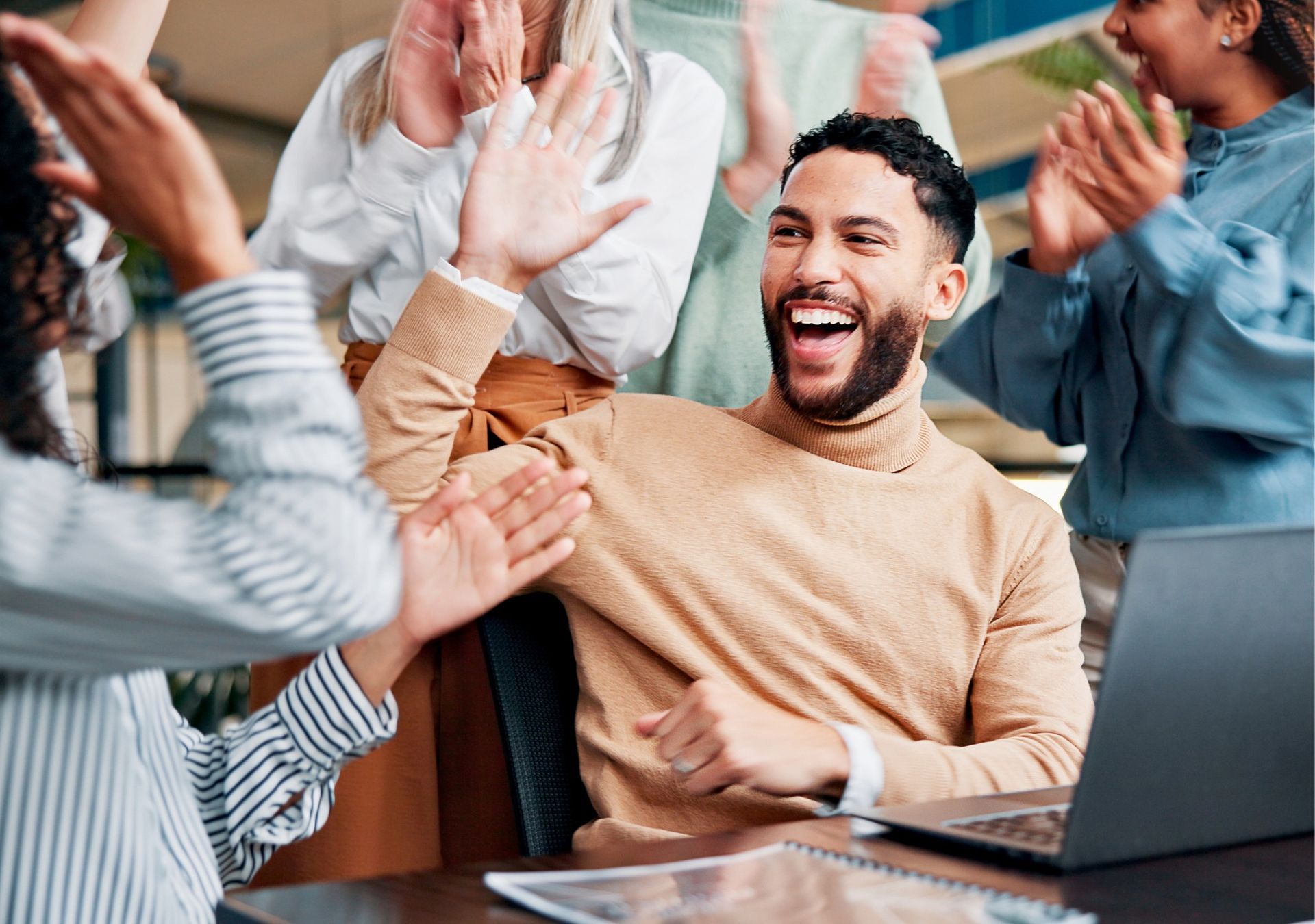 寵物移居附加專業加值網合作意象－團隊於辦公場域互動交流，呈現結合減壓訓練、寄宿支援與運輸減壓產品等延伸服務資源的合作網絡概念。