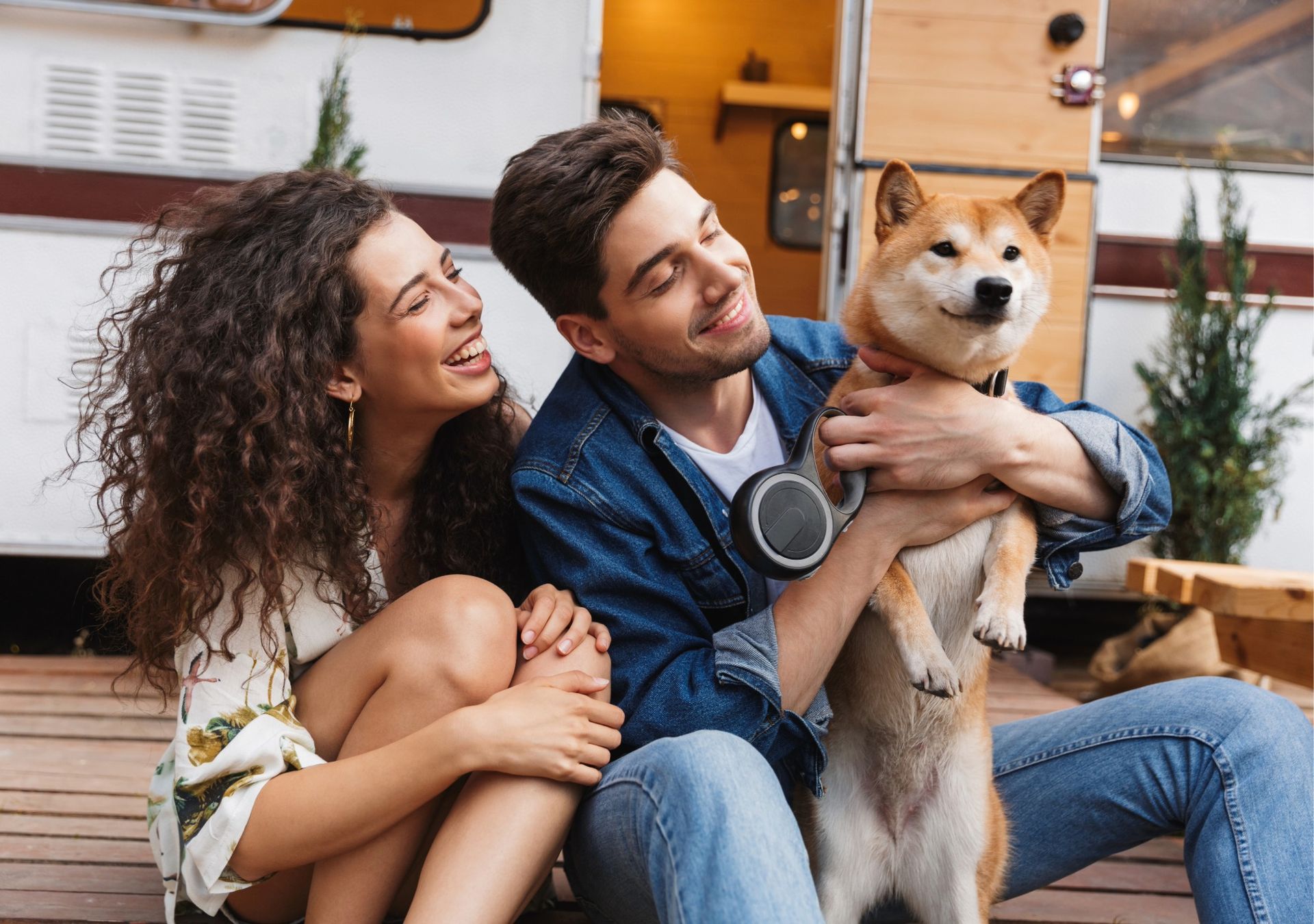 寵物移居服務口碑交流意象－飼主與柴犬於旅途中互動，呈現因親友分享經驗而產生的信任感與服務諮詢氛圍。