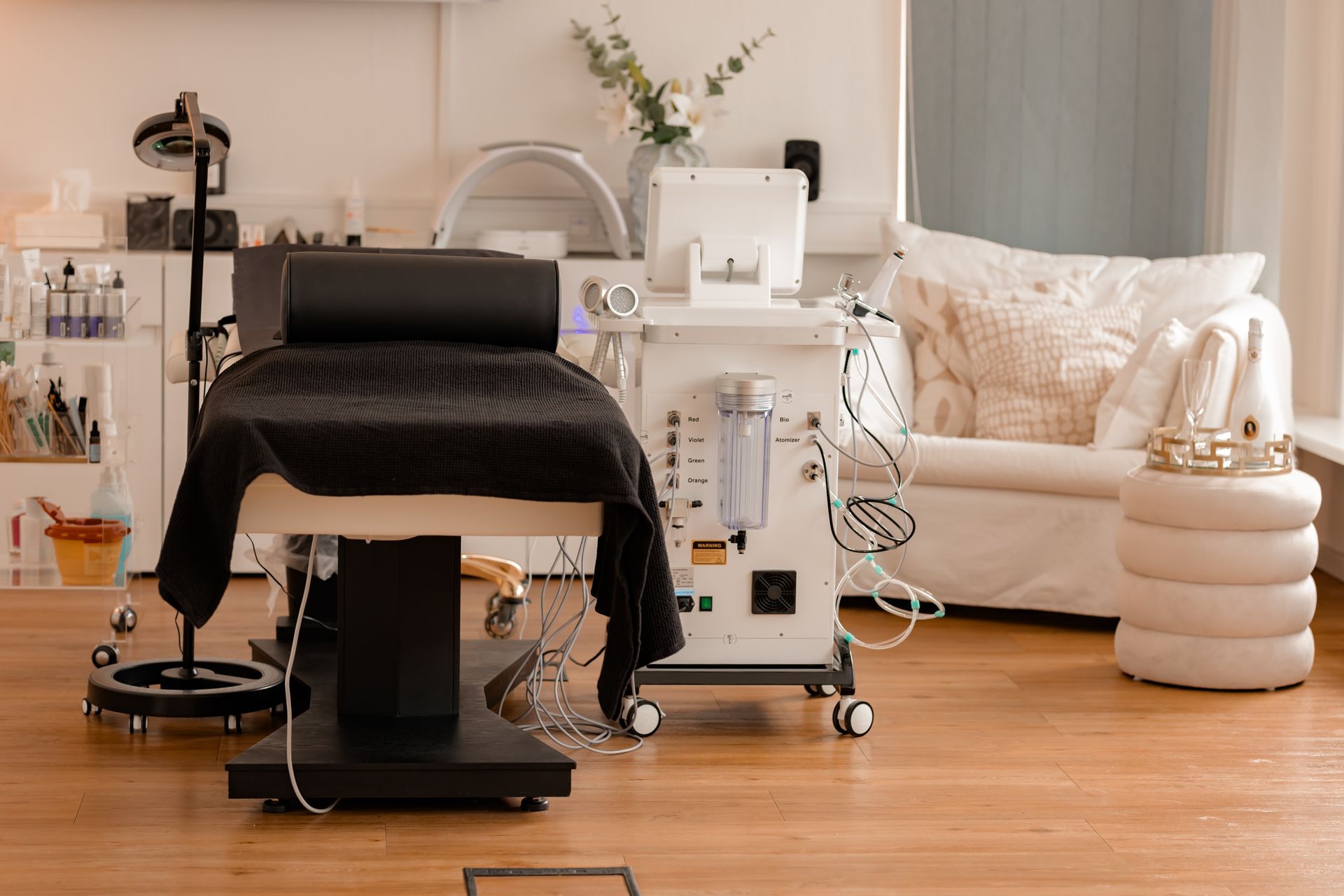 In einem Wohnzimmer steht ein Stuhl neben einem Sofa.