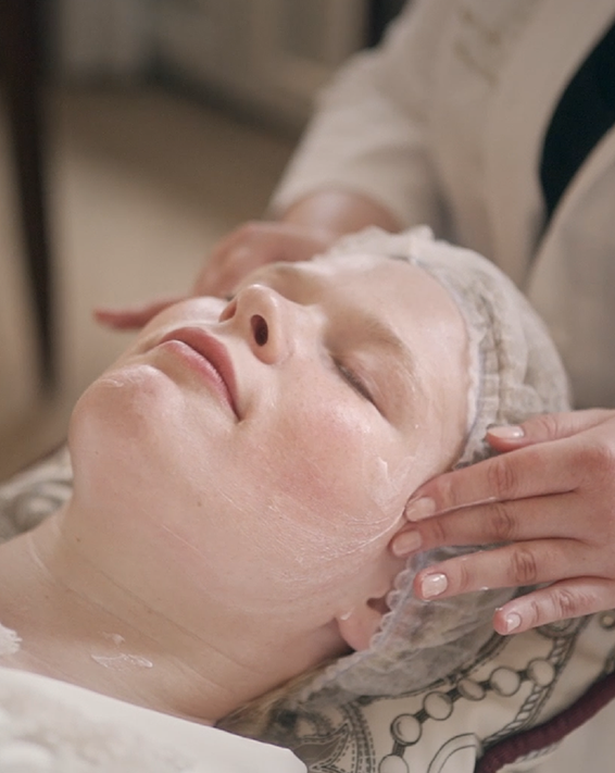 Eine Frau bekommt in einem Spa eine Gesichtsbehandlung.