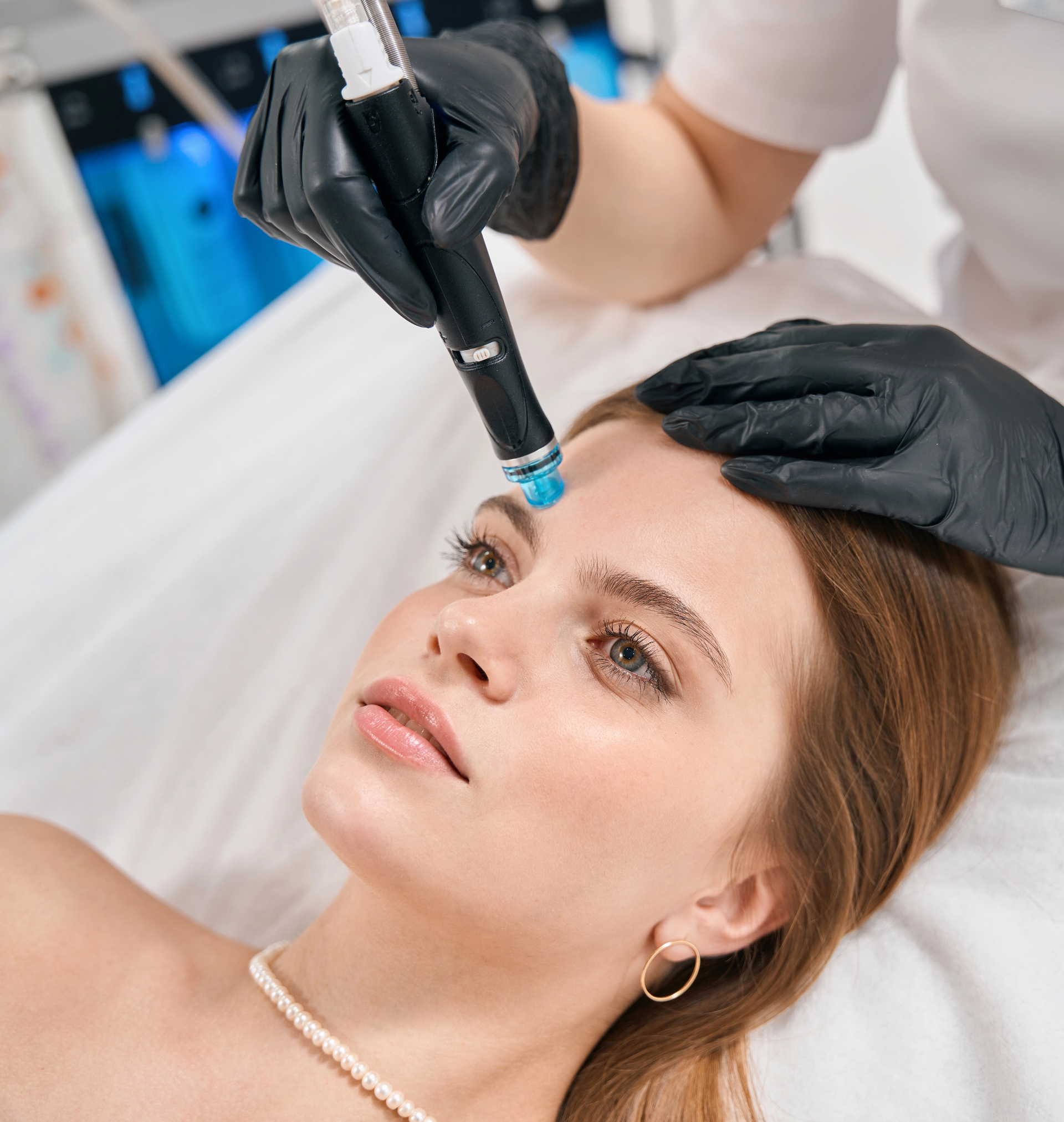 Eine Frau bekommt eine Gesichtsbehandlung.