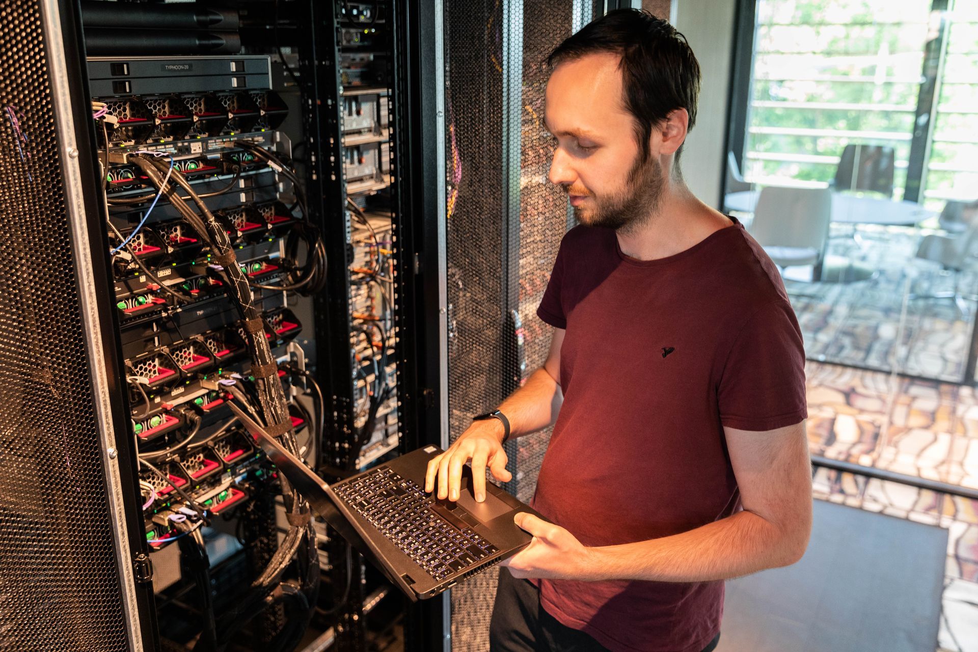 MCX collega's werkzaam in serverruimte