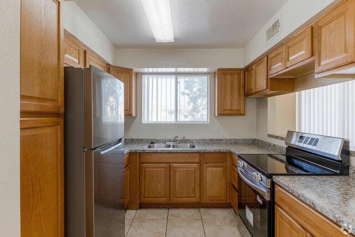 Photo of a U-shaped kitchen with plenty of natural light