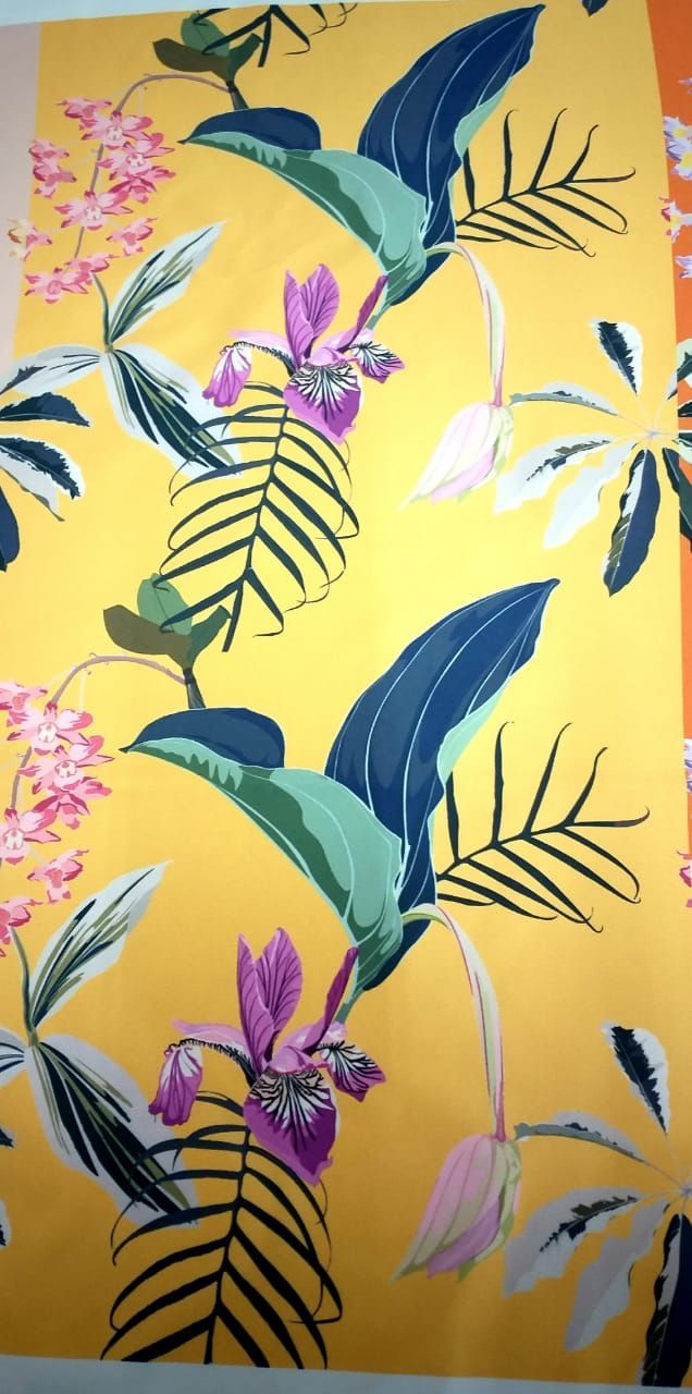 Un patrón de papel tapiz botánico tropical con orquídeas moradas, hojas de palmera verdes y flores