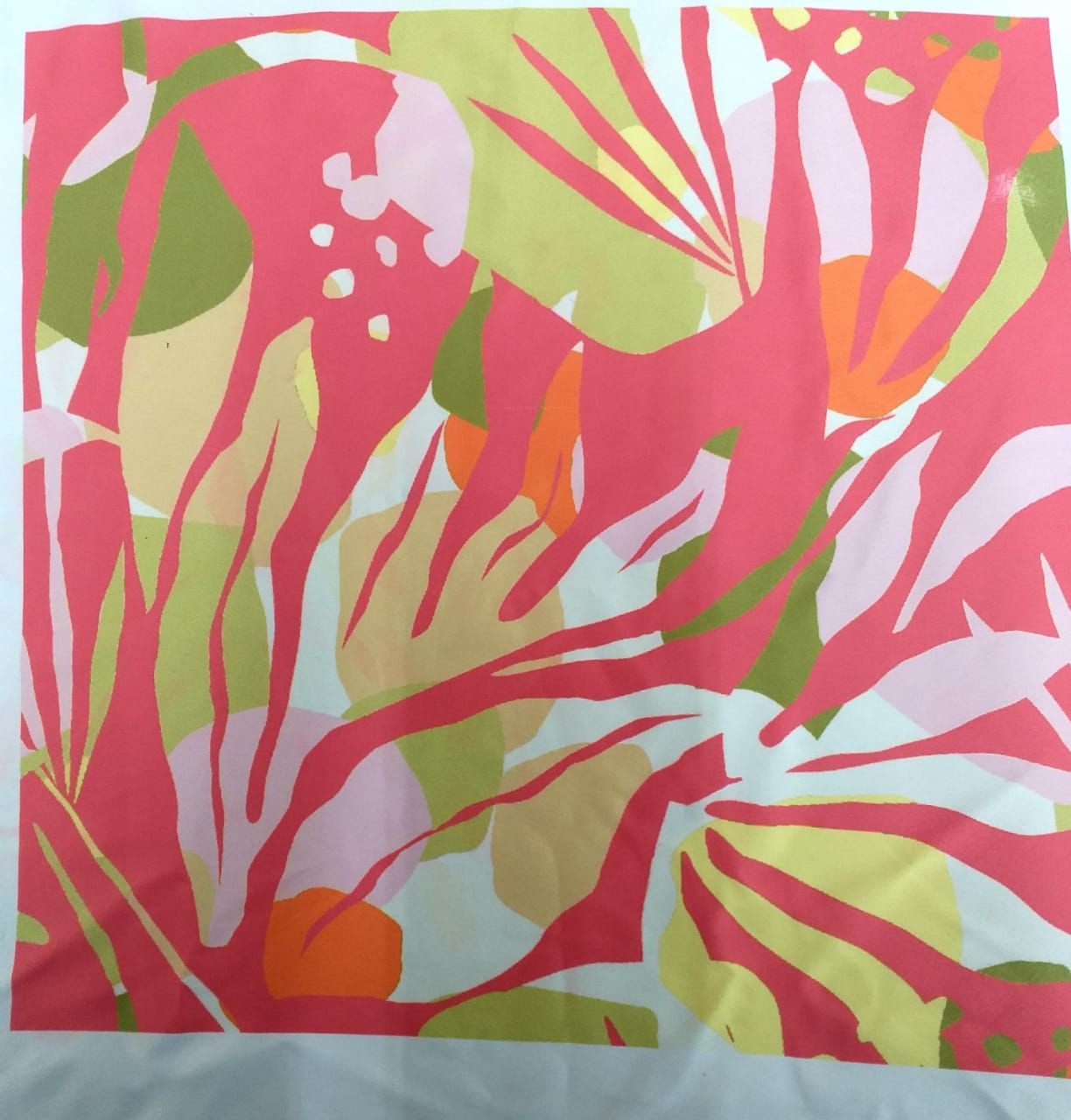 Un patrón botánico abstracto y vibrante que presenta formas de hojas rosas superpuestas