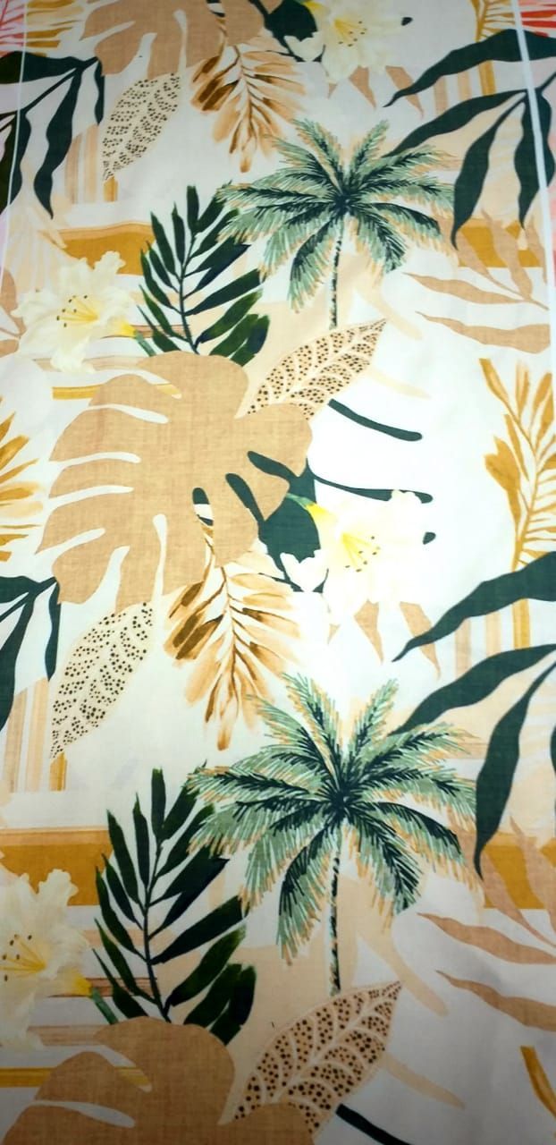 Patrón tropical con hojas de palmera, hojas de monstera y rayas horizontales de color beige sobre un fondo blanquecino.