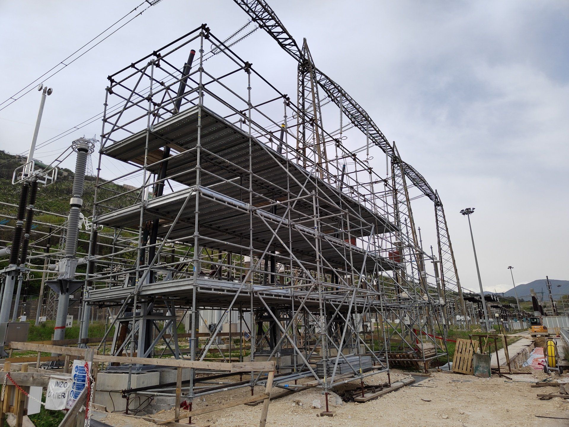 Ponteggio per posizionamento terminali elettrici