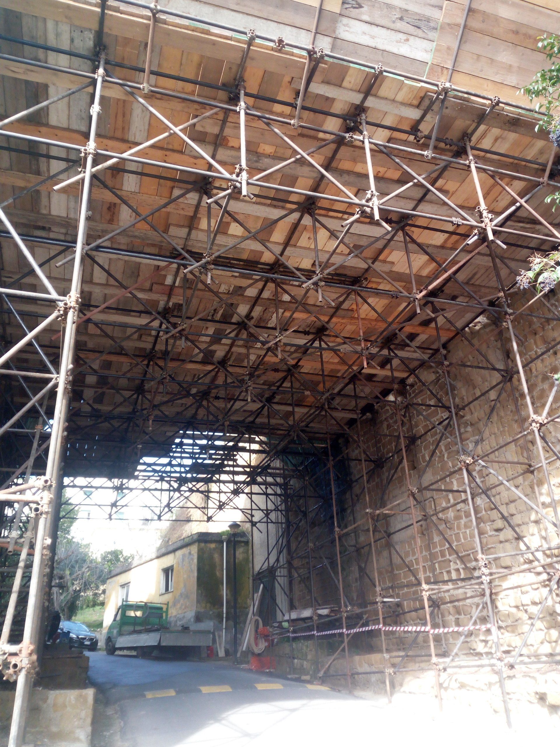 Ponteggio di protezione percorso stradale