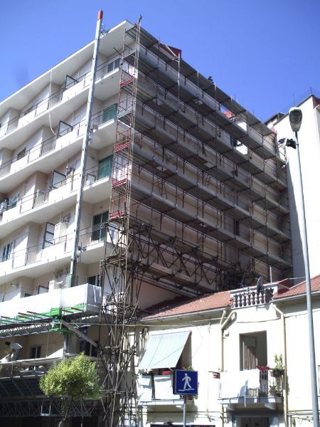 Ponteggio manutenzione facciata con partenza tubo-giunto