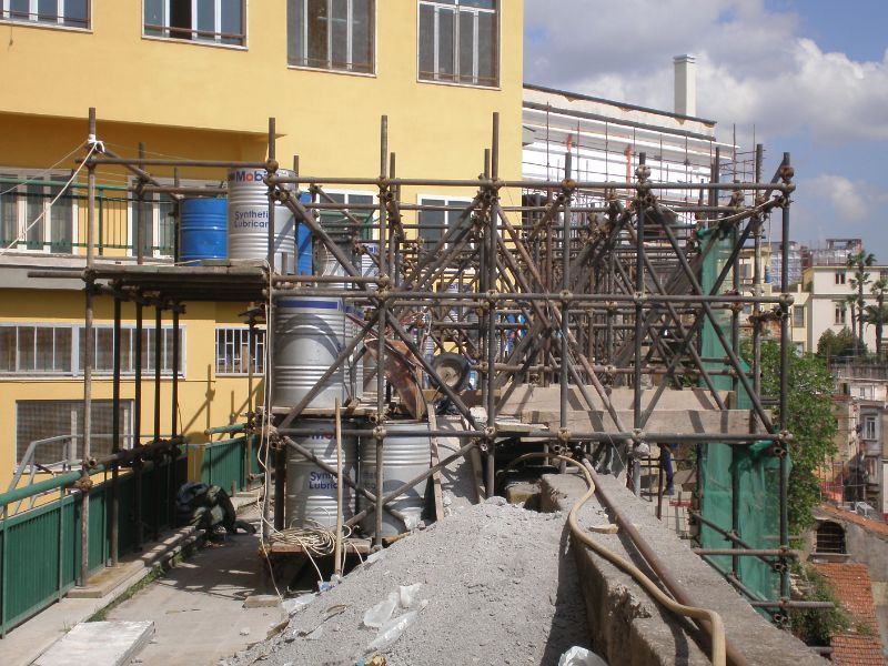 Ponteggio sospeso da lastrico superiore con zavorra