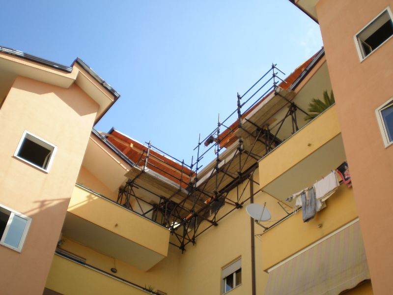 Ponteggio sospeso tra balconi