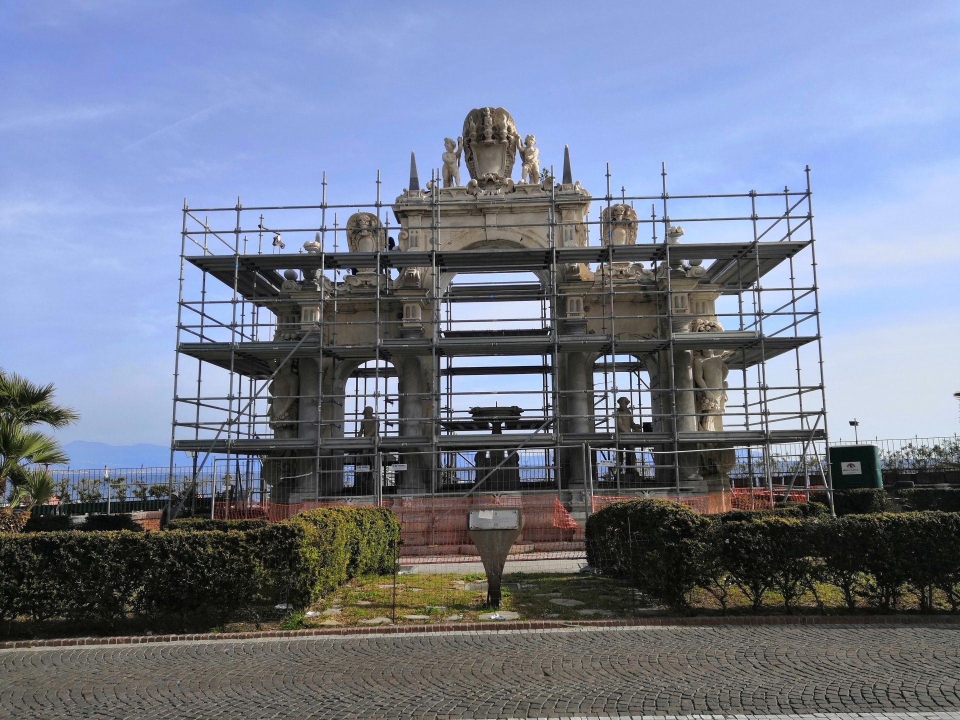 Ponteggio per il restauro della  Fontana del Gigante in Via Partenope, Napoli