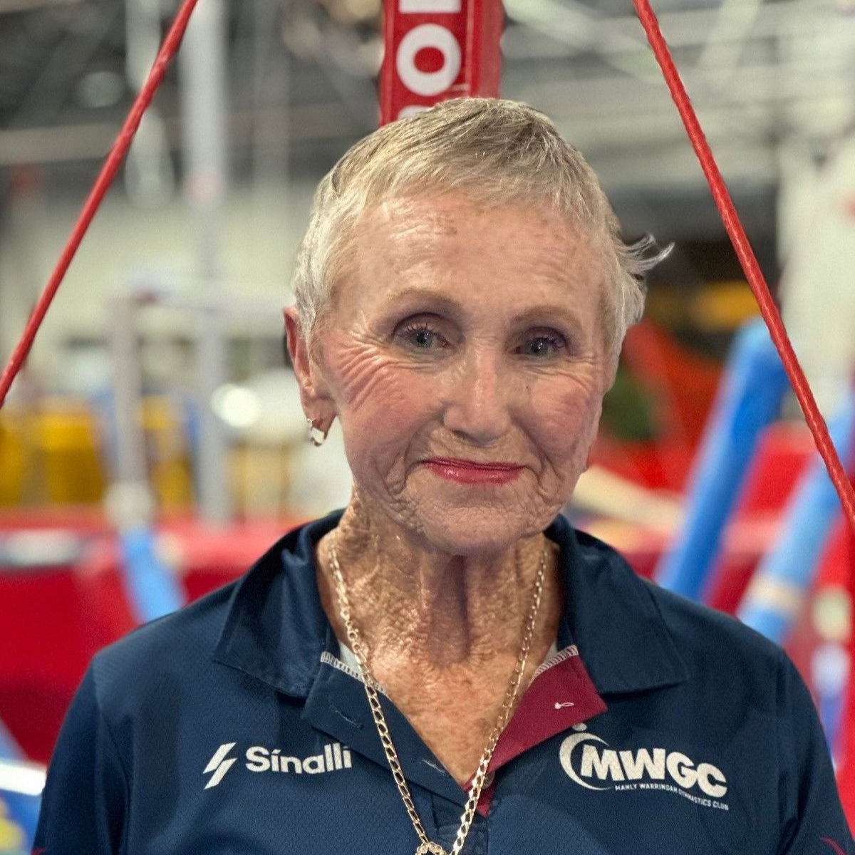 A woman wearing a blue shirt that says sinalli on it